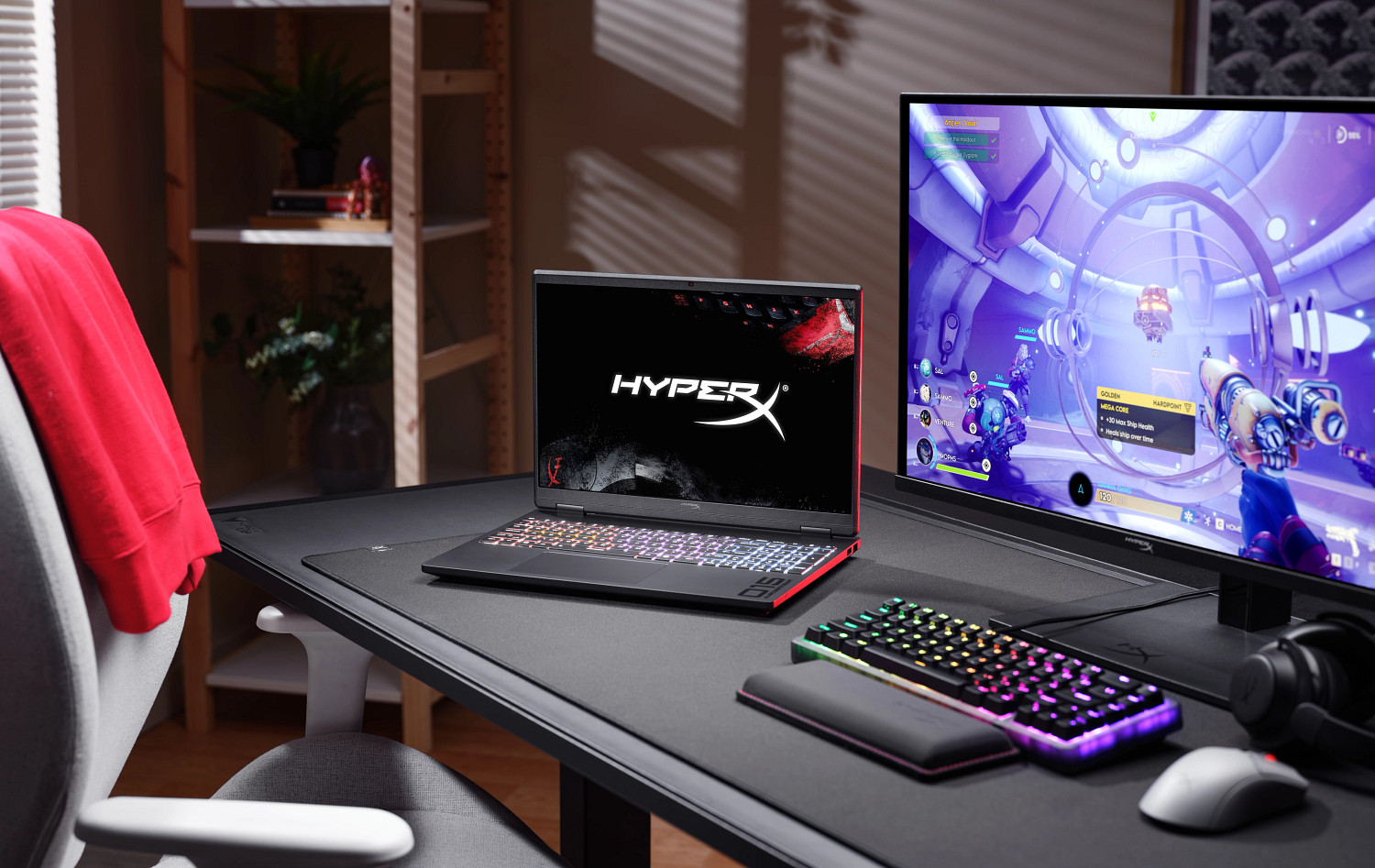 Zestaw do gier: Laptop z podświetlaną klawiaturą, zewnętrzny monitor z grą, klawiatura, mysz, słuchawki.