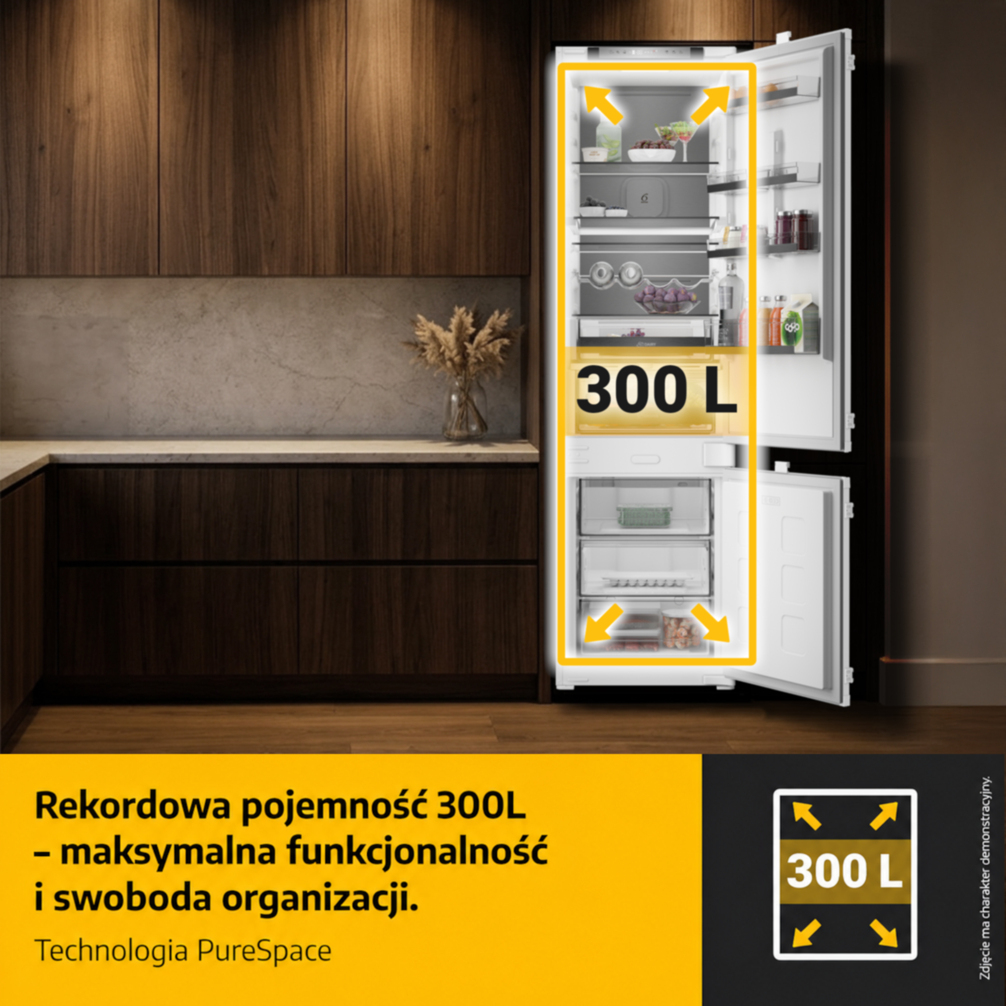 Otwarta lodówka o pojemności 300L obok blatu kuchennego.