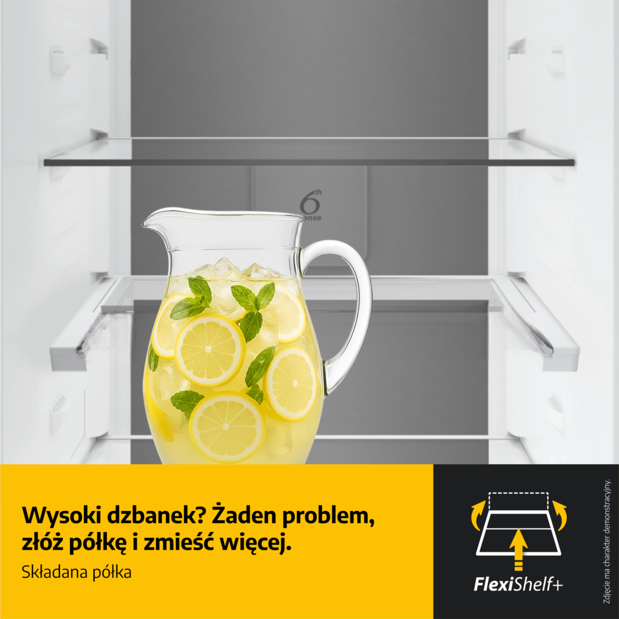 Szklany dzbanek z lemoniadą, lodem i plasterkami cytryny w lodówce.