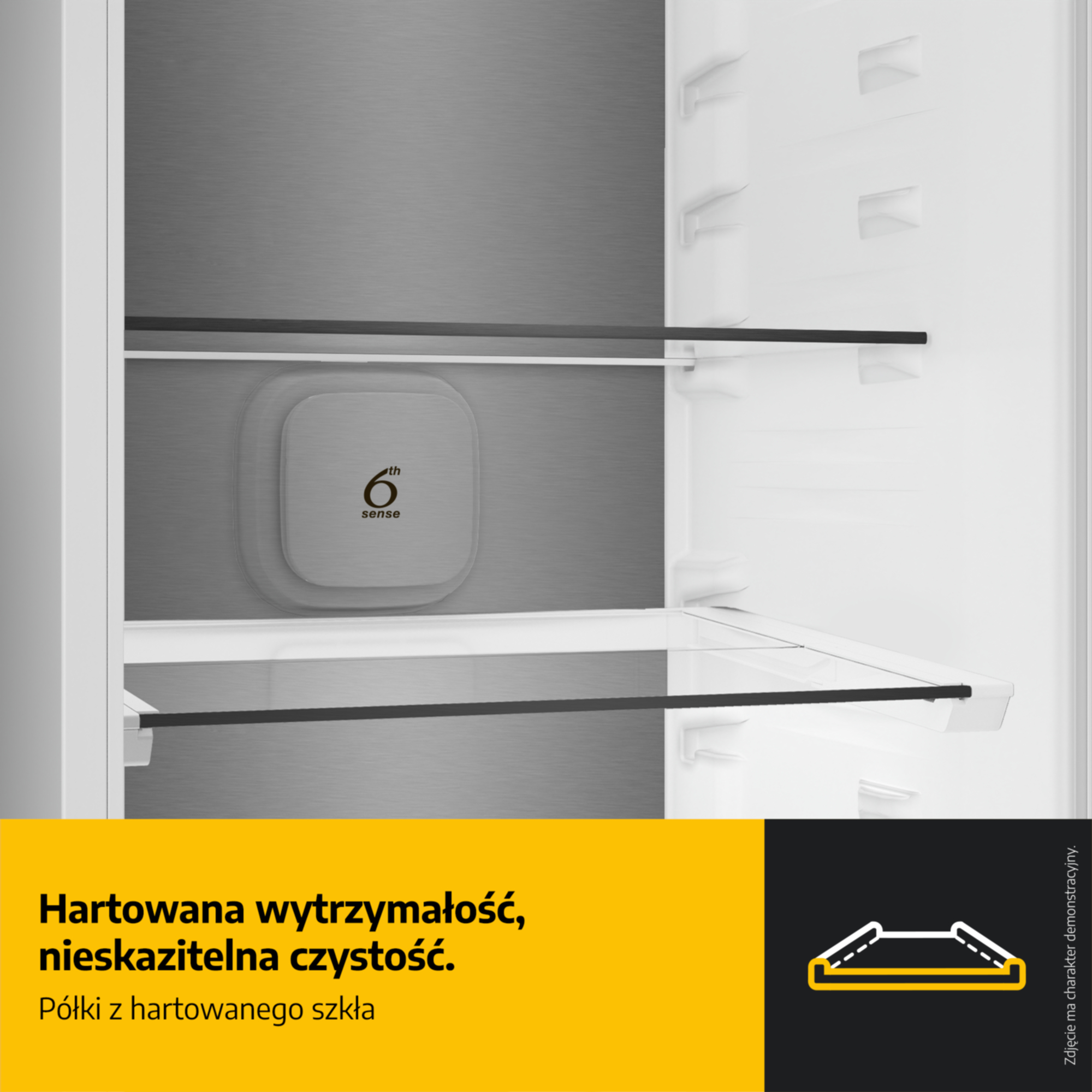 Wnętrze lodówki ze szklanymi półkami i logo "6th Sense".