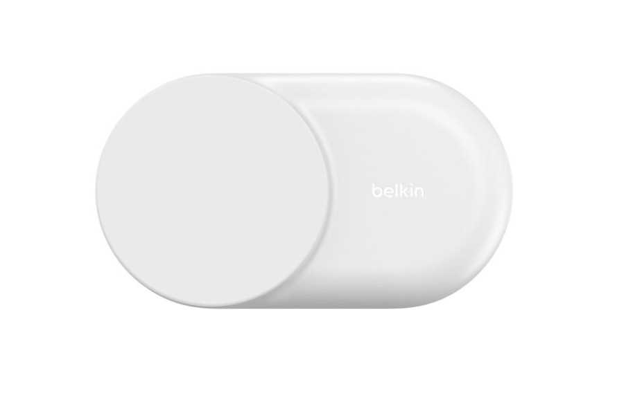 Sağ tarafında Belkin logosu bulunan beyaz, hap şeklinde bir nesne.