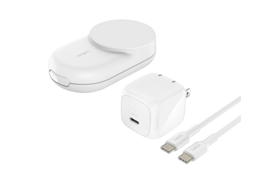 İki USB-C kablosu ve güç adaptörü bulunan beyaz şarj cihazı.