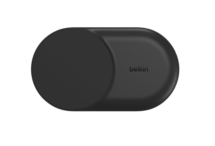 Beyaz arka plan üzerinde yuvarlak kenarlı siyah bir Belkin anahtarı.