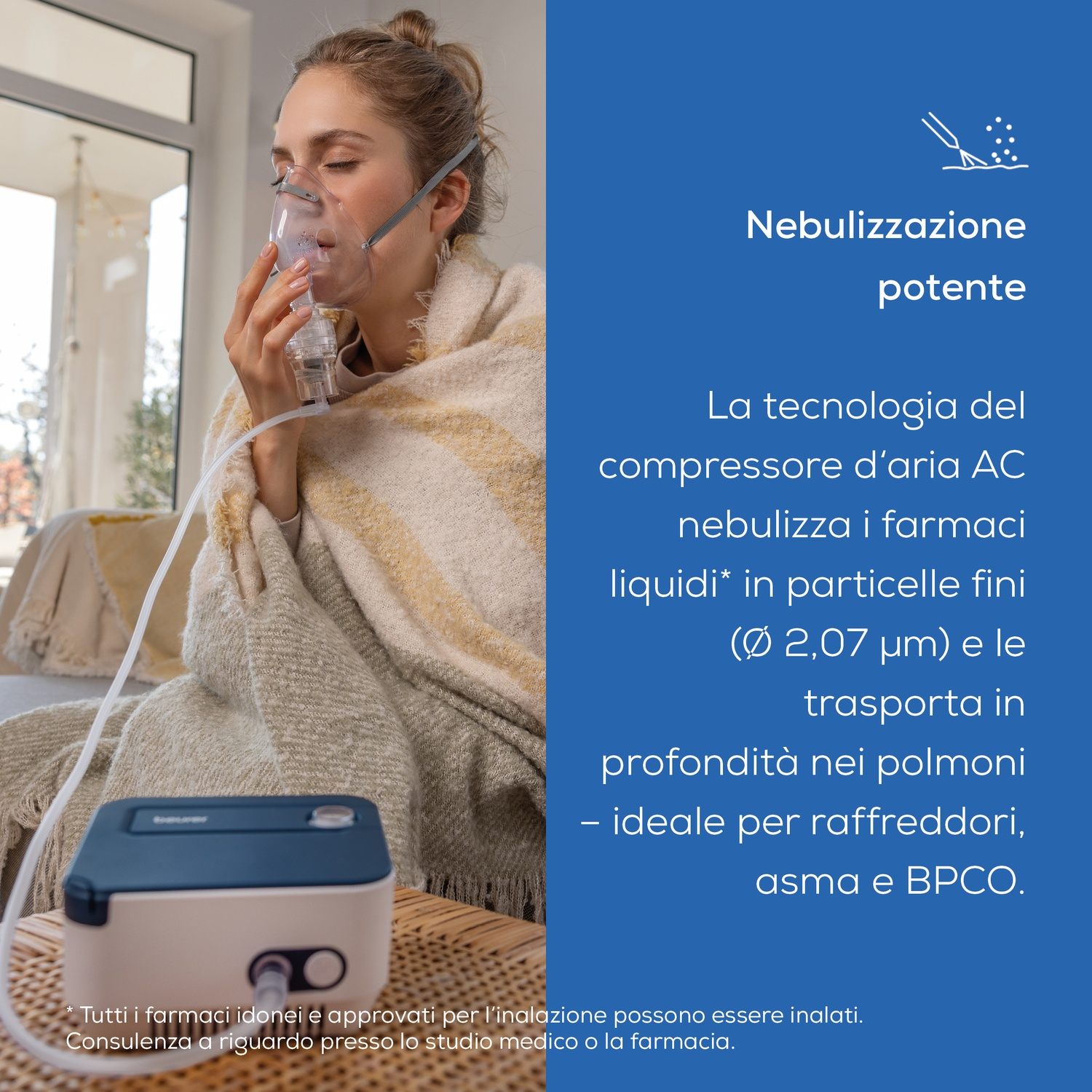 Una donna usa un nebulizzatore. Un nebulizzatore compatto bianco e blu è su un tavolo.