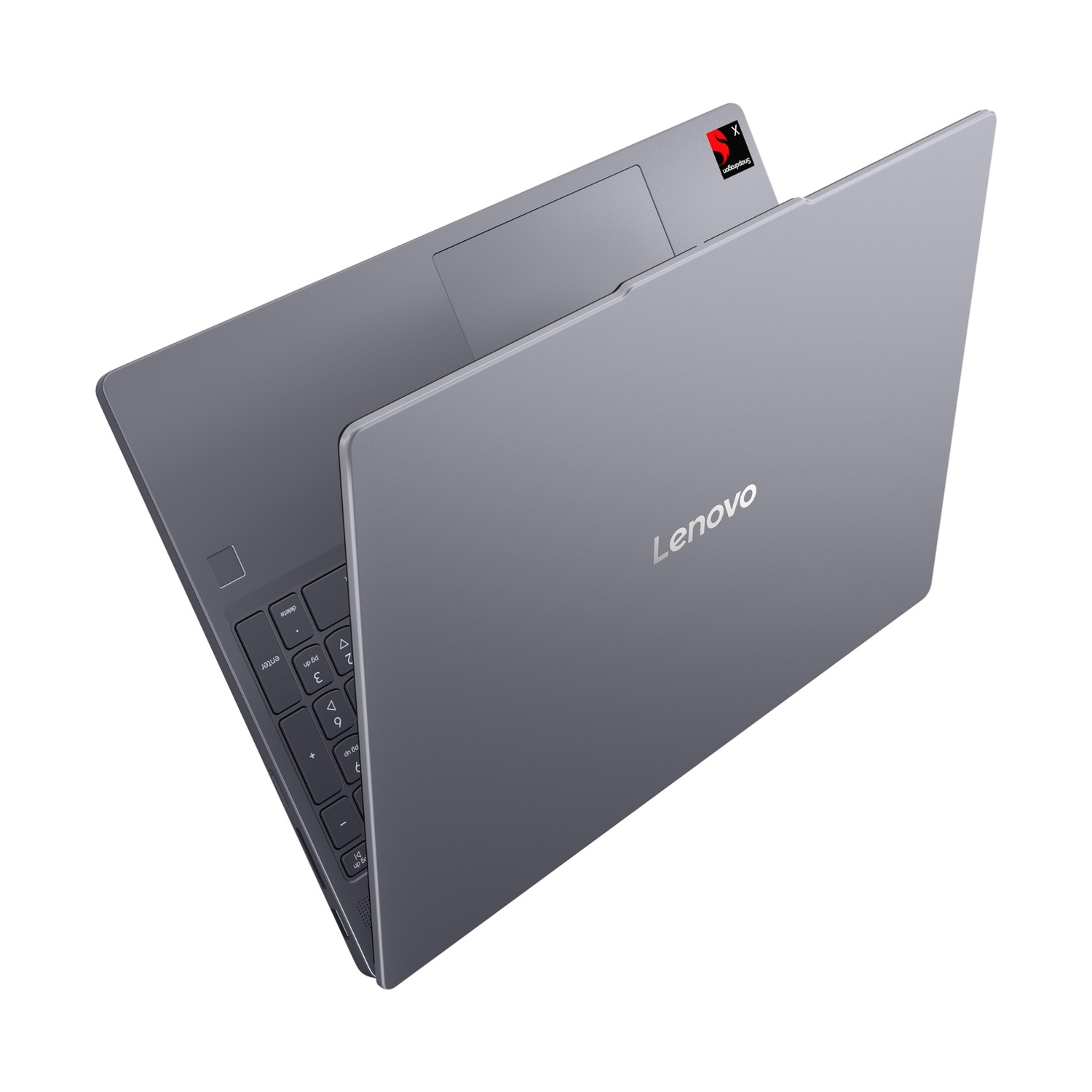 Un laptop Lenovo grigio con logo Snapdragon X su sfondo bianco.