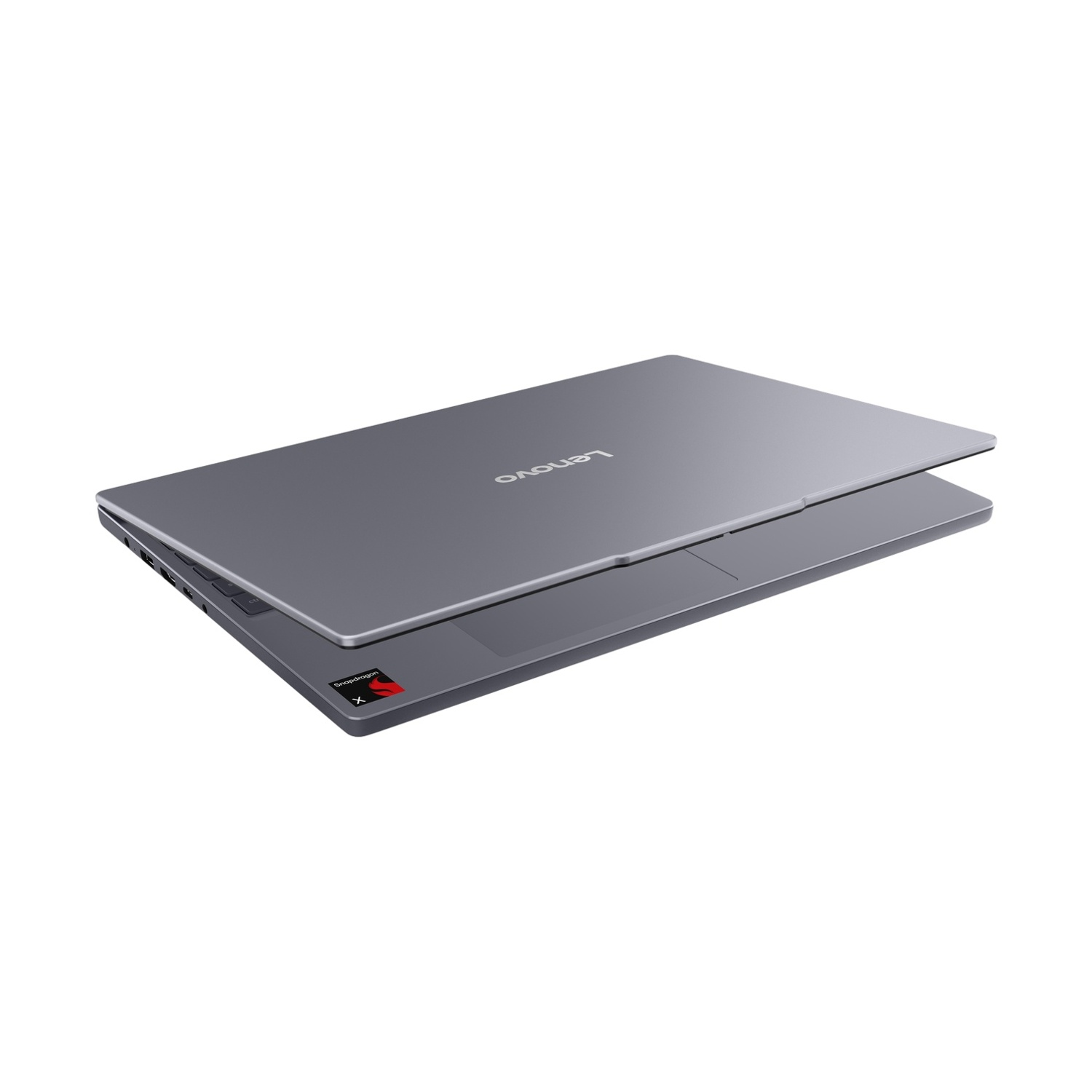 Un laptop Lenovo grigio chiuso con logo Snapdragon X su sfondo bianco.