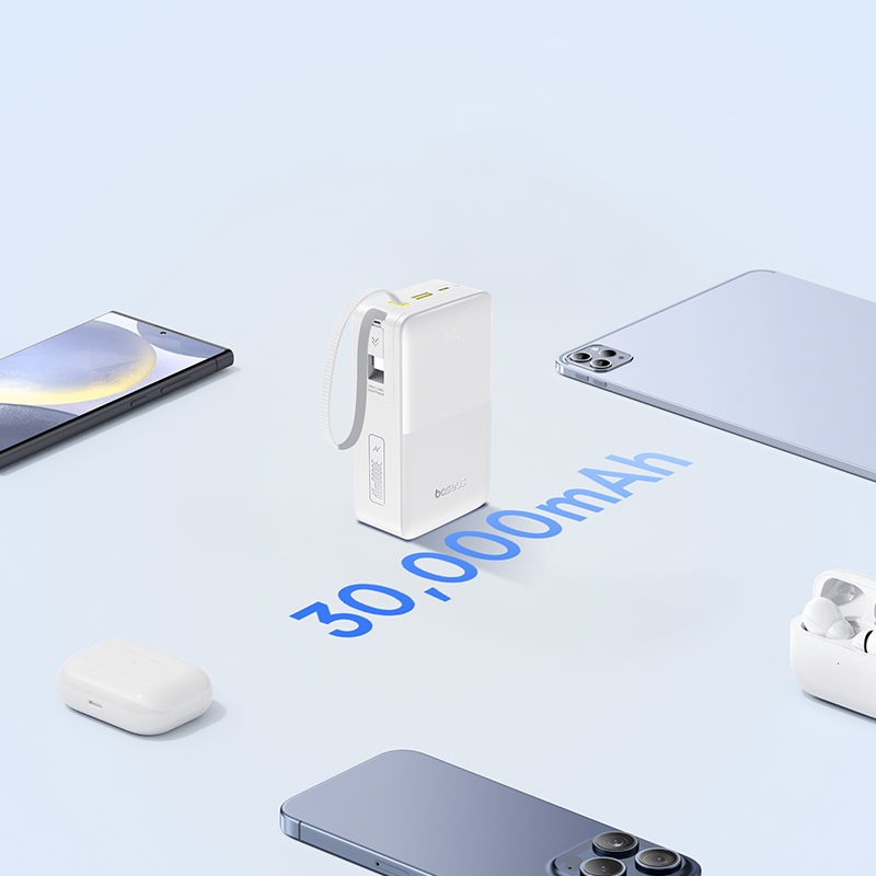 Fehér powerbank három okostelefonnal, táblagéppel és fülhallgatóval.