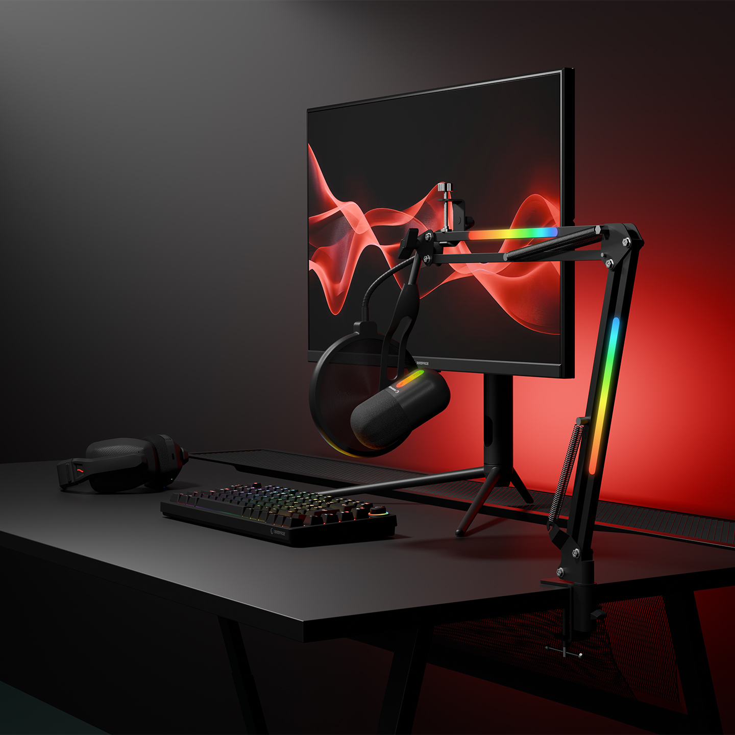 RGB aydınlatmalı mikrofon, klavye, fare ve kulaklığın bulunduğu masa.