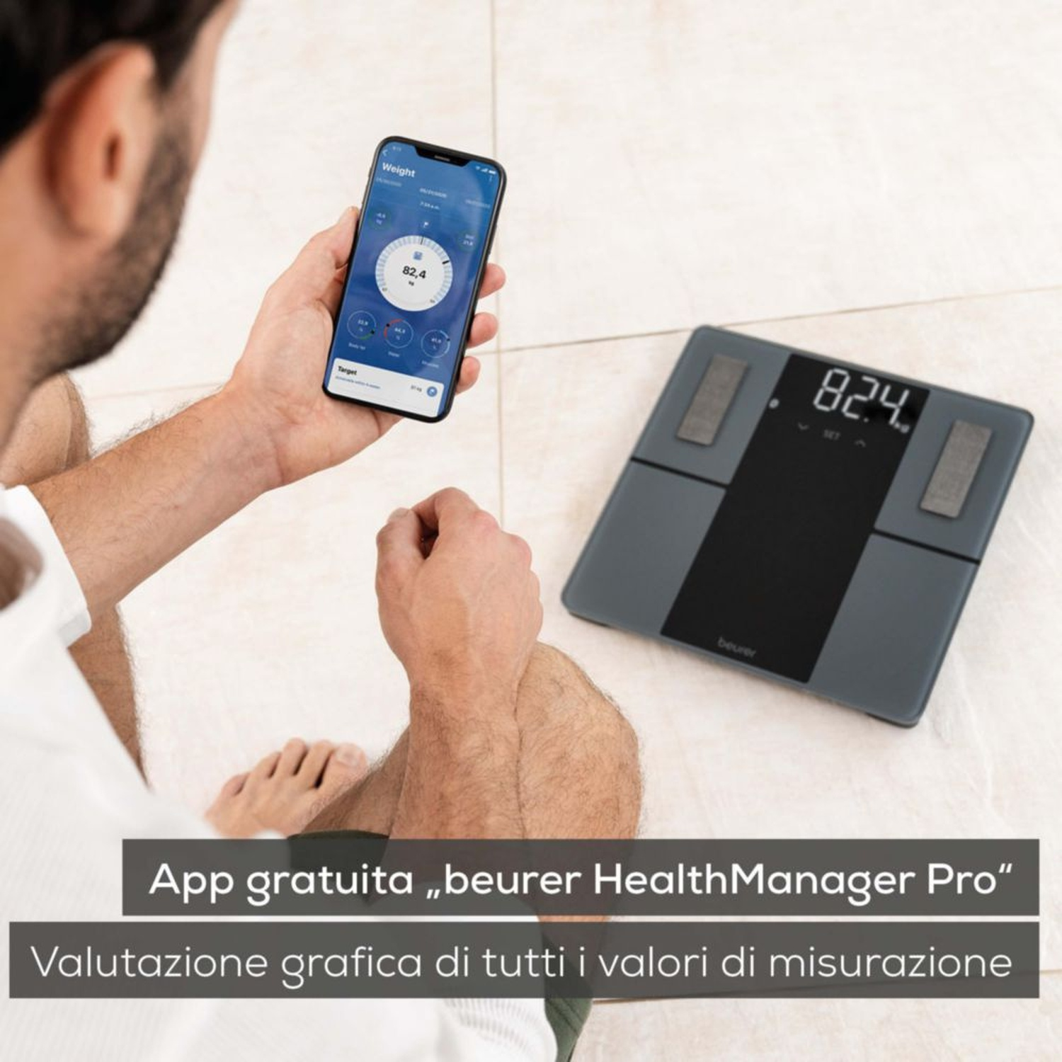 Un uomo tiene uno smartphone con un'app per la salute, accanto a una bilancia.