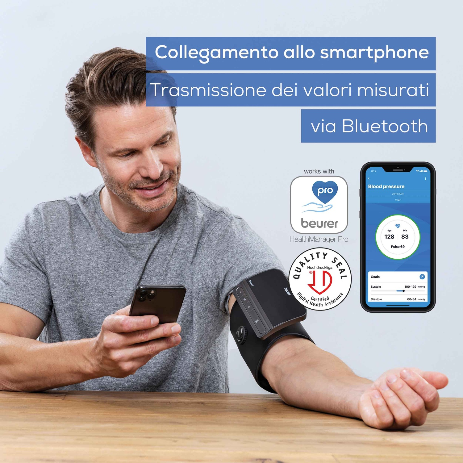 Uomo con bracciale tiene telefono che mostra dati pressione sanguigna Bluetooth.