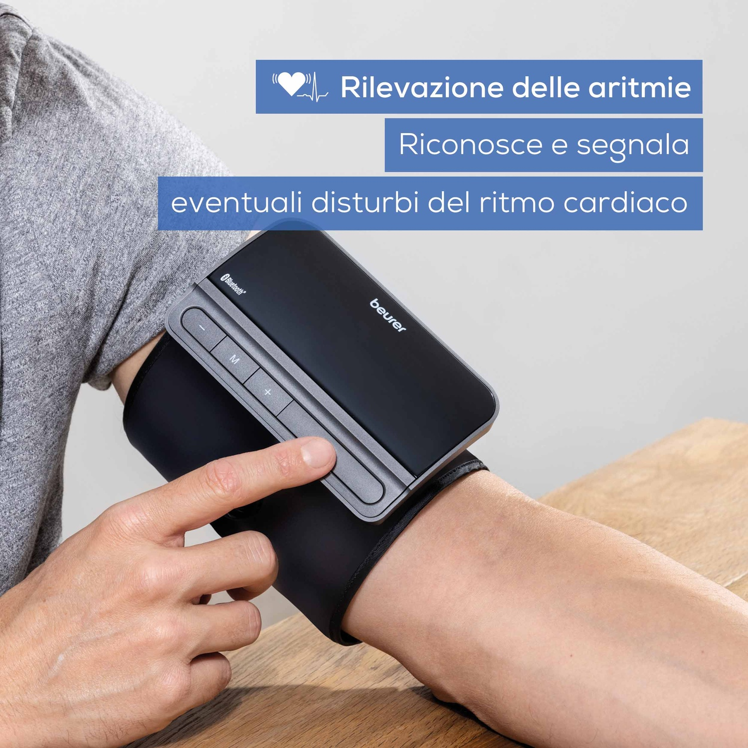Persona con misuratore di pressione al braccio, che rileva aritmie.