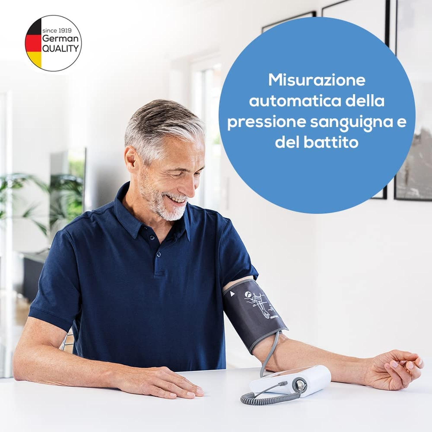 Uomo misura automaticamente pressione e battito con apparecchio bianco sul braccio.