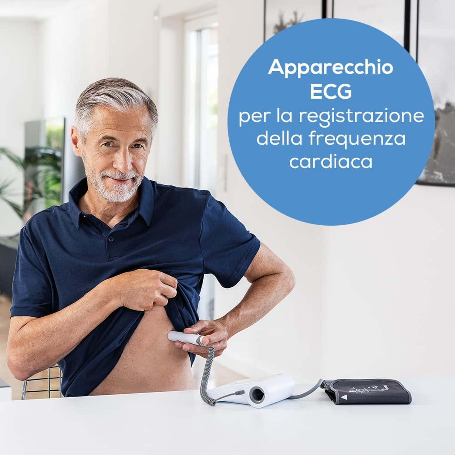 Uomo che usa un dispositivo ECG per misurare la frequenza cardiaca.