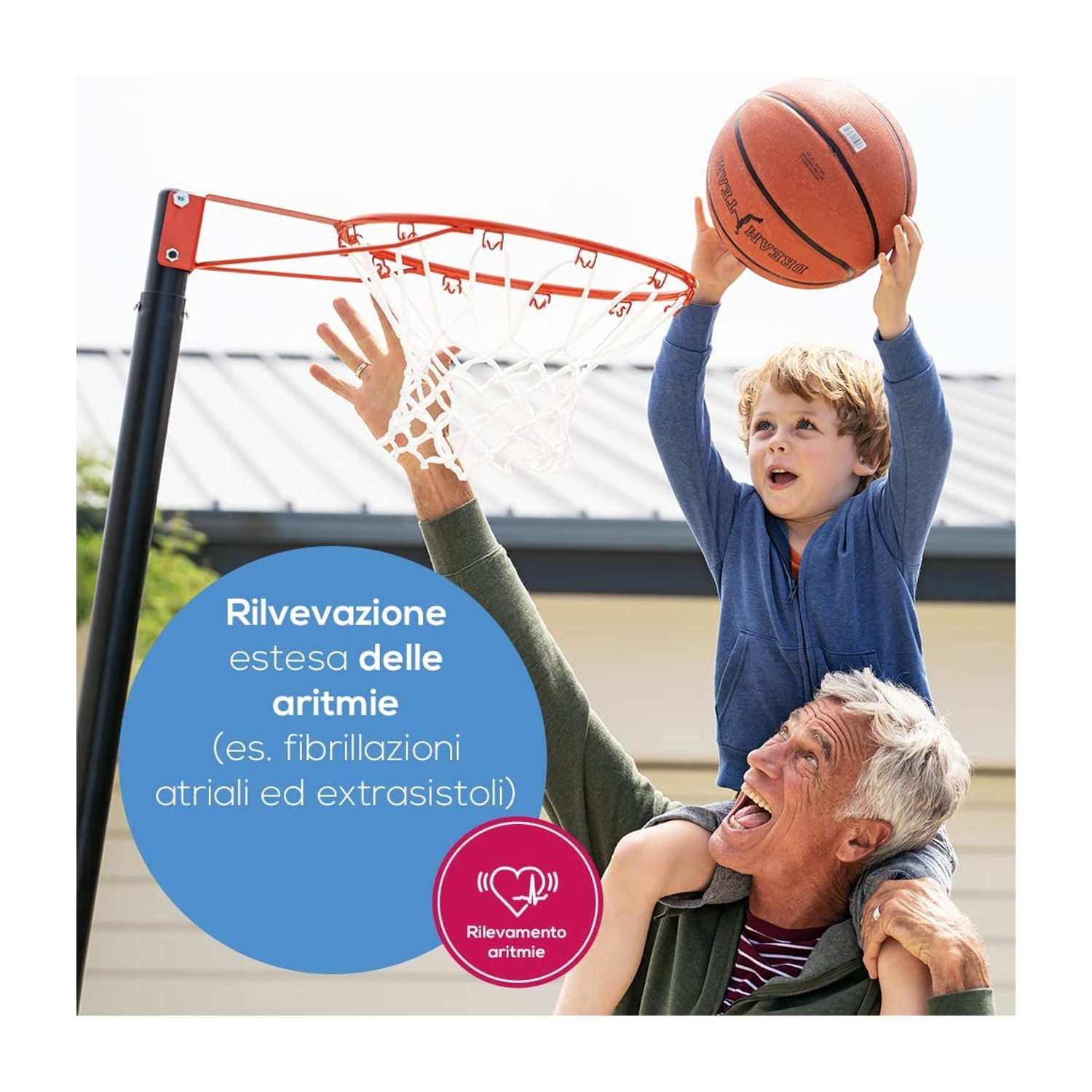 Un nonno porta il nipote con un pallone da basket davanti a un canestro.