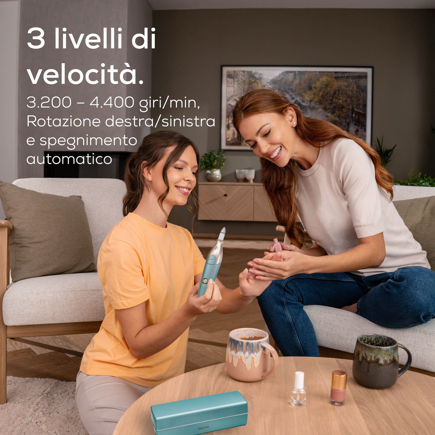 Due donne si fanno le unghie, una tiene un apparecchio per manicure.