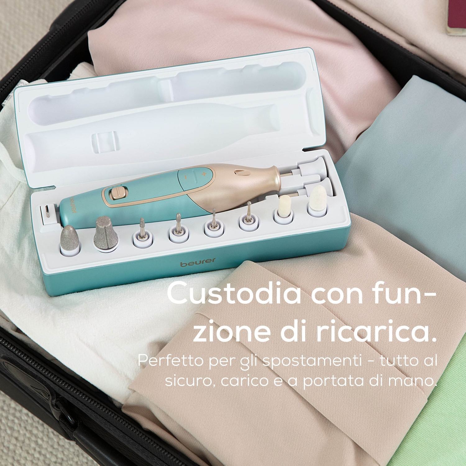 Custodia di ricarica turchese con fresa per unghie e accessori, in una valigia.
