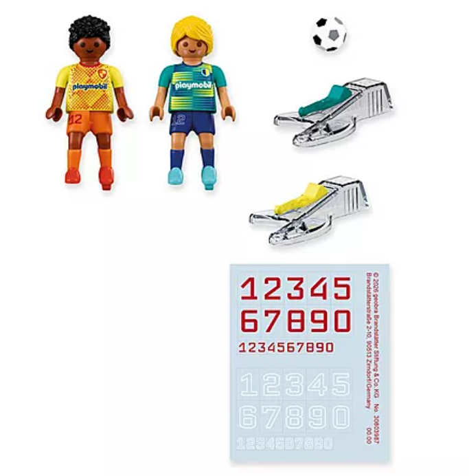 Zwei Playmobil-Fußballer, Ball, zwei Tore und Zahlenaufkleber.