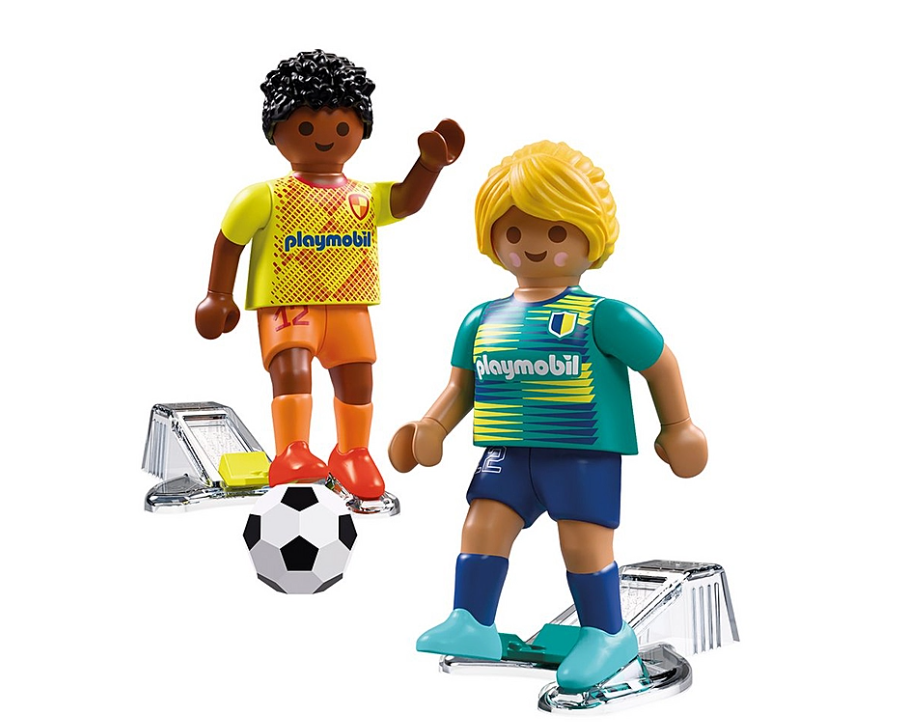 Zwei Playmobil-Fußballfiguren, eine mit gelbem Shirt, die andere mit blaugrünem Shirt.
