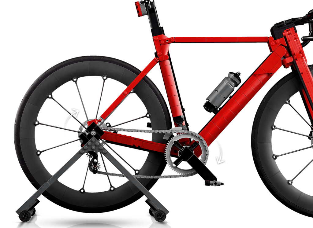 Rotes Lego-Rennrad auf einem Ständer, mit schwarzem Hinterrad und Kette.