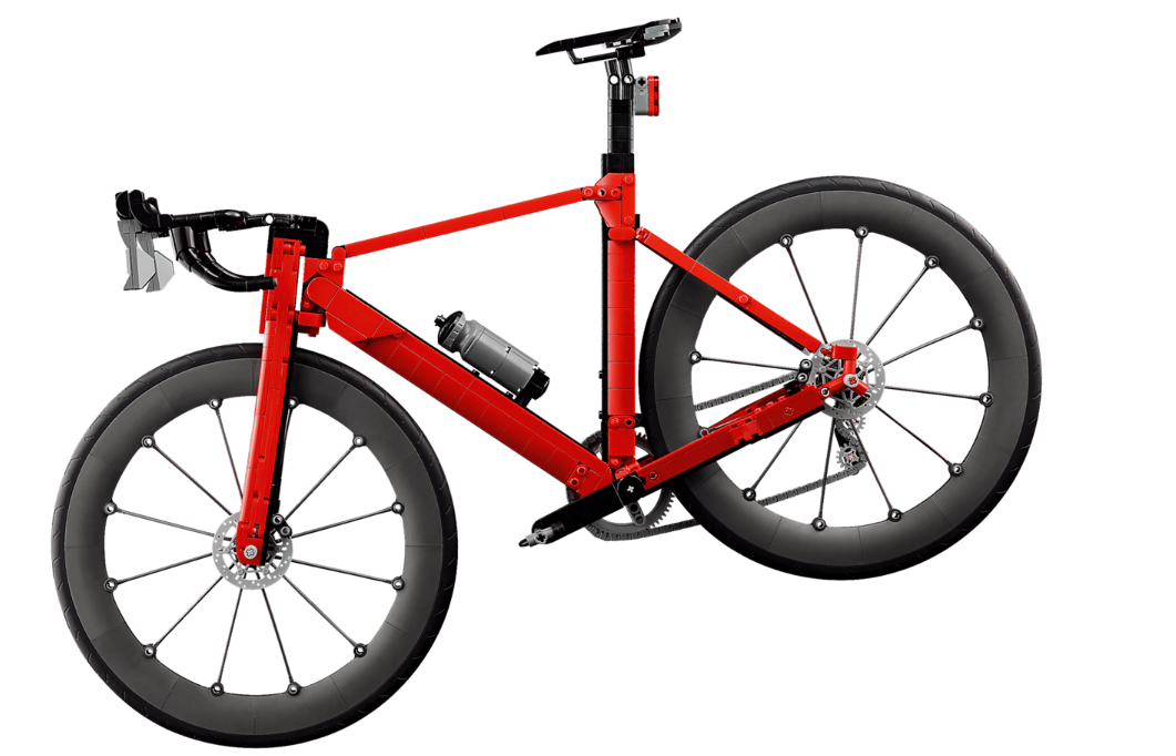 Ein rotes Lego-Rennrad mit schwarzen Rädern und Wasserflasche.