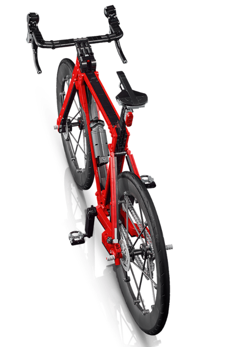 Ein rotes Lego-Rennrad mit schwarzen Akzenten, von hinten gesehen.