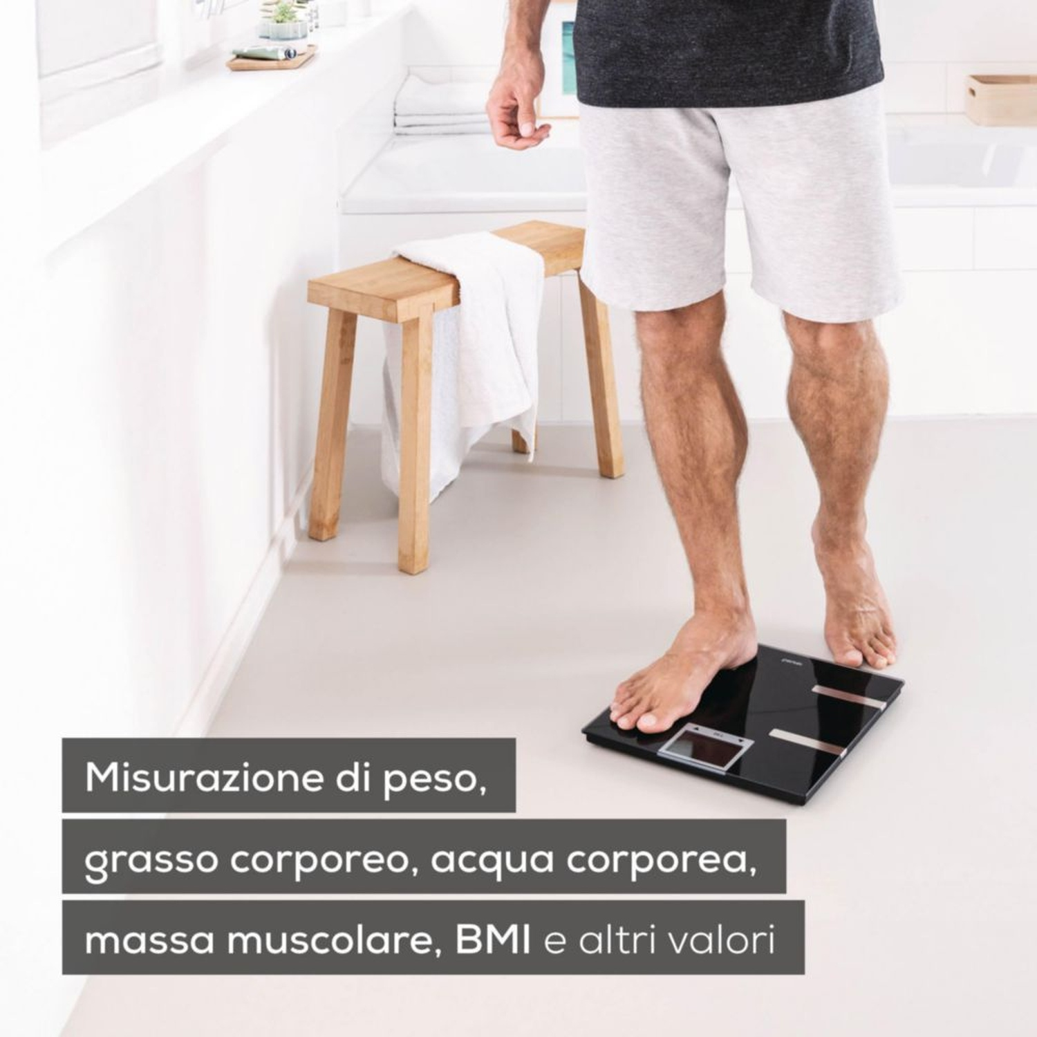 Uomo su bilancia nera misura peso, grasso corporeo e massa muscolare.