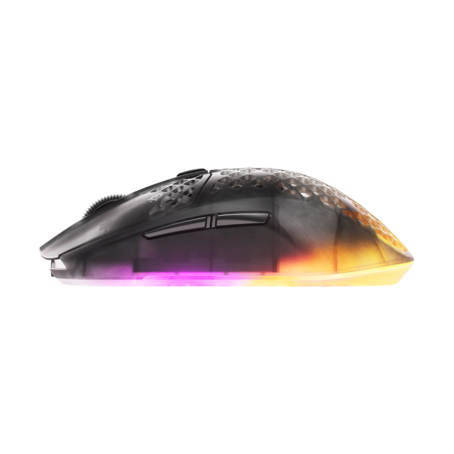 Un mouse da gaming nero con illuminazione RGB su sfondo bianco.