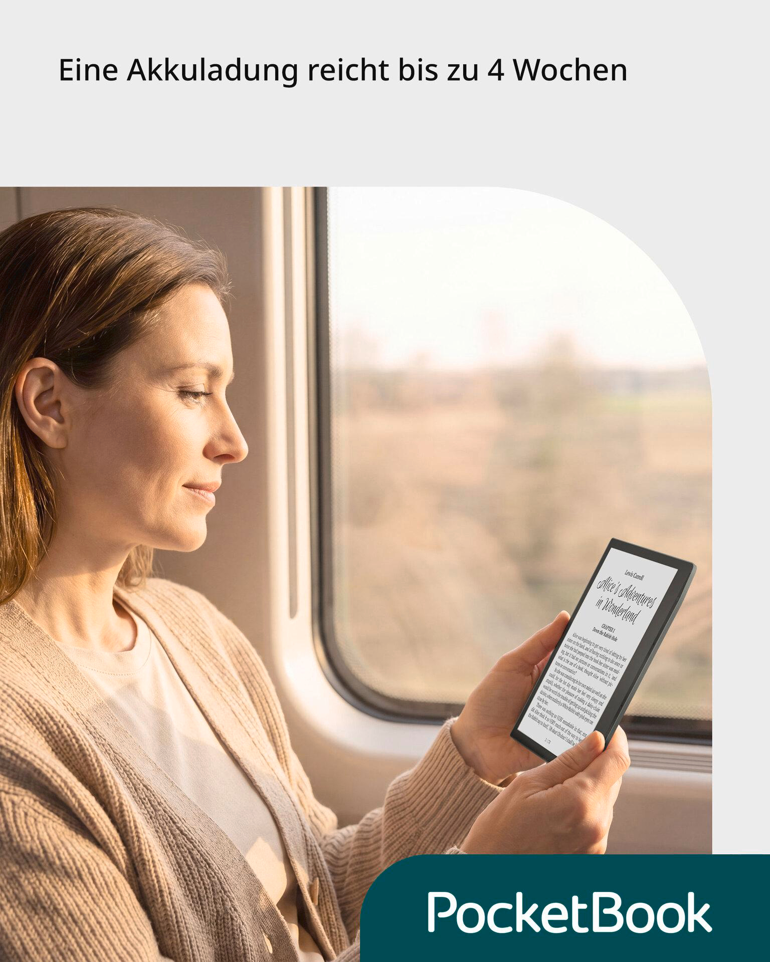 Eine Frau liest auf einem E-Reader, während sie in einem Zug sitzt.
