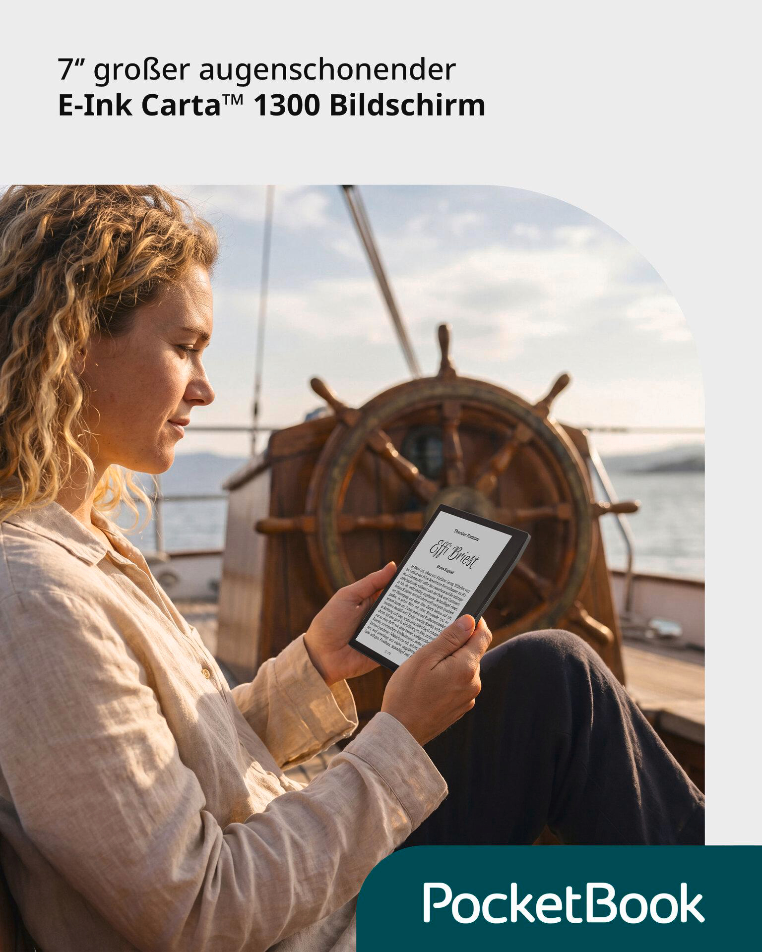 Eine Frau liest ein E-Book auf einem Schiff mit einem Steuerrad im Hintergrund.