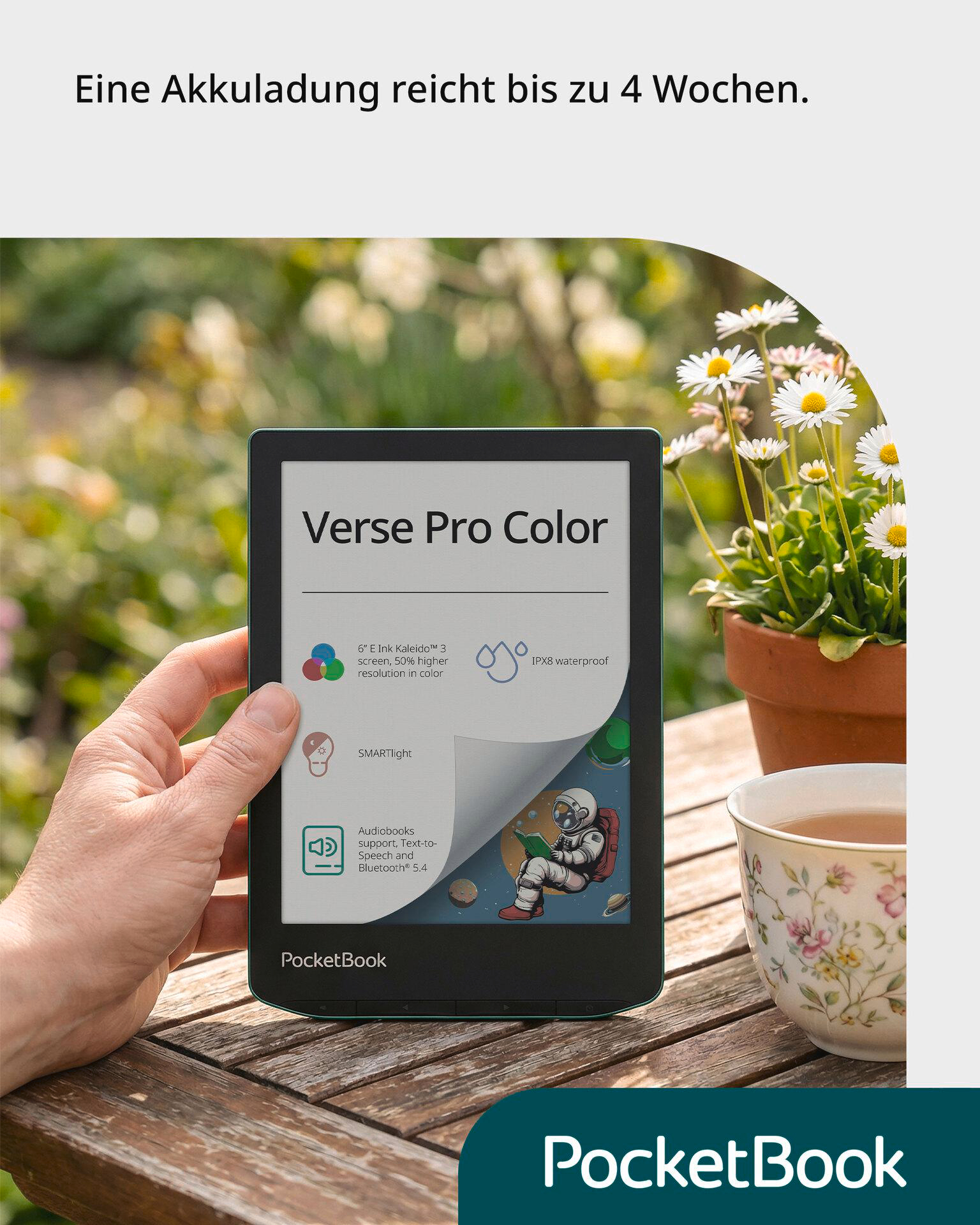 Ein Mann hält ein PocketBook Verse Pro Color E-Reader mit einem blauen Astronauten auf dem Bildschirm.