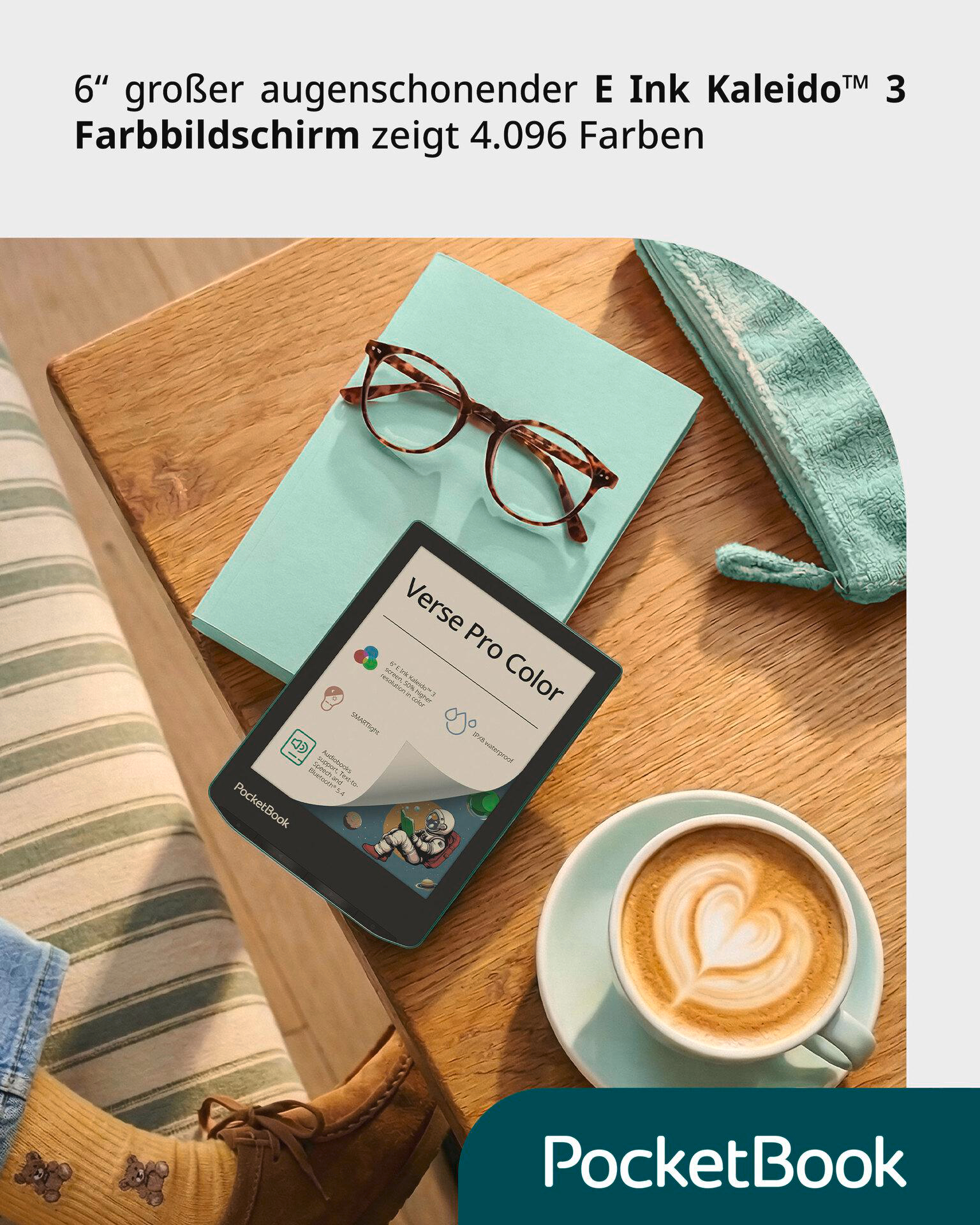Ein PocketBook E-Reader mit Kaffee, Brille und Notizbuch auf einem Holztisch.