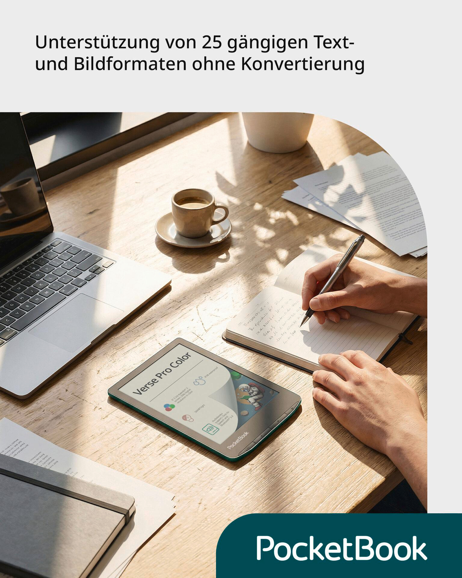 Ein E-Reader, Laptop, Kaffeetasse und Notizbuch auf einem Holztisch.