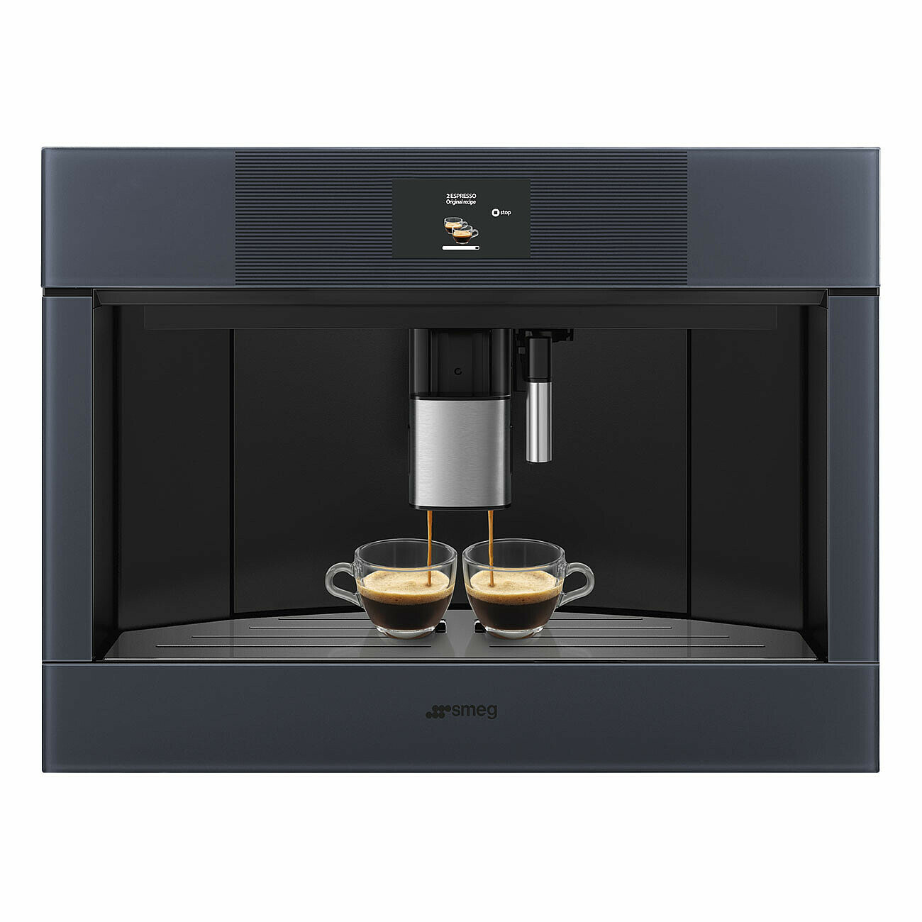 Eine dunkle Kaffeemaschine mit zwei Tassen frisch gebrühtem Espresso.