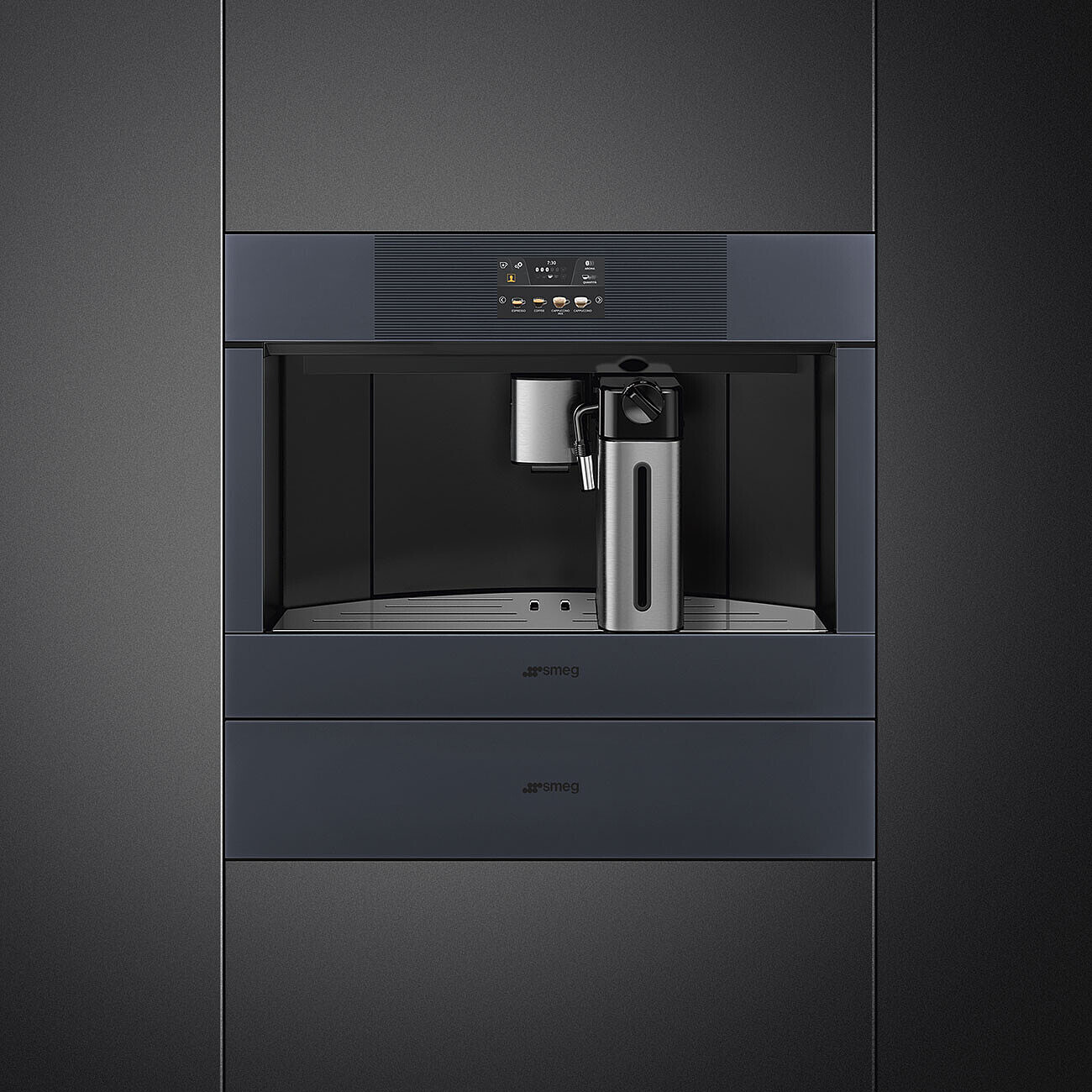 Einbaukaffeemaschine mit Digitalanzeige und Kaffeeauslauf. Silberne Akzente.