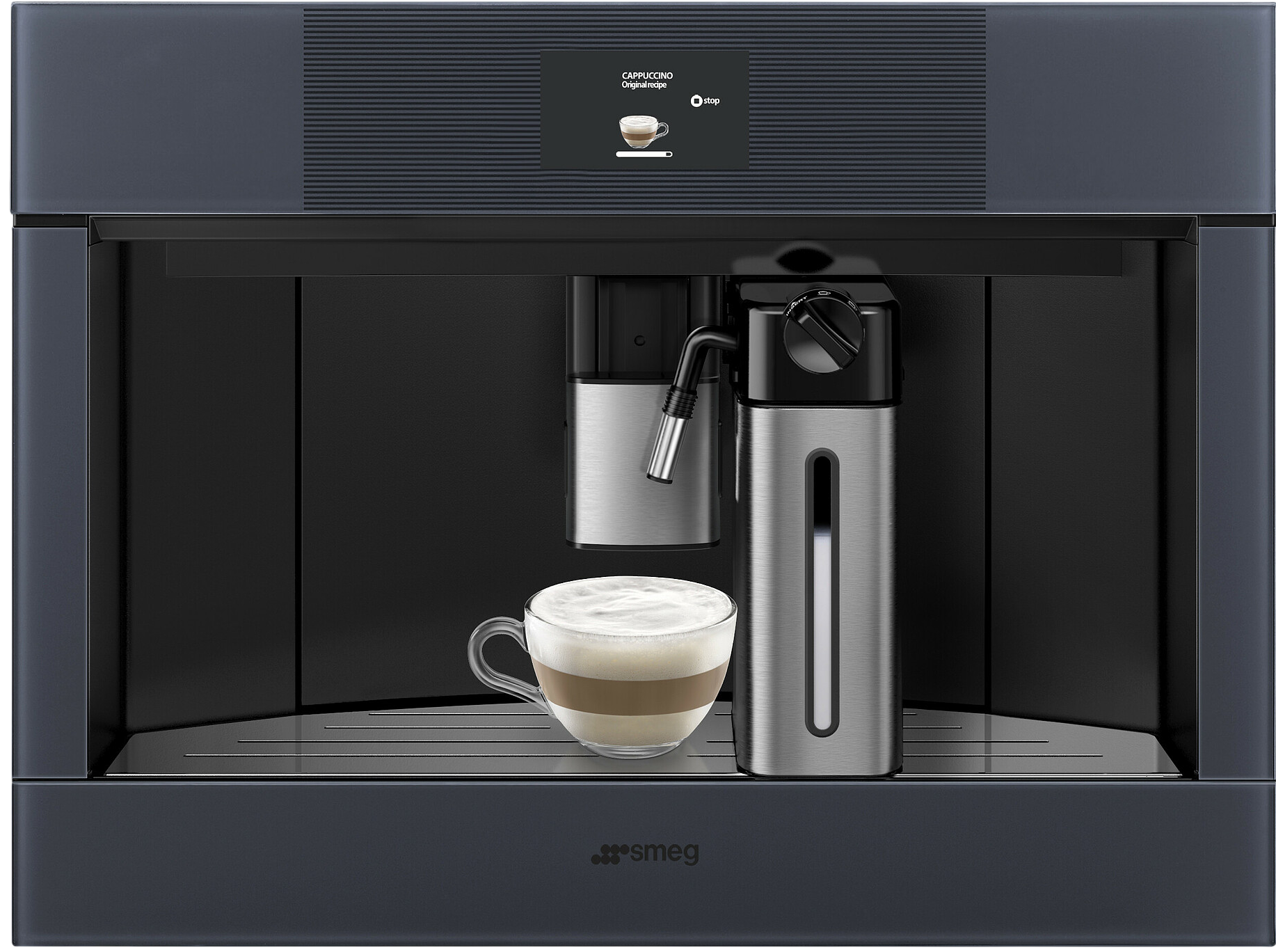 Kaffeemaschine mit einer Tasse Cappuccino, Milch und Kaffee geschichtet.