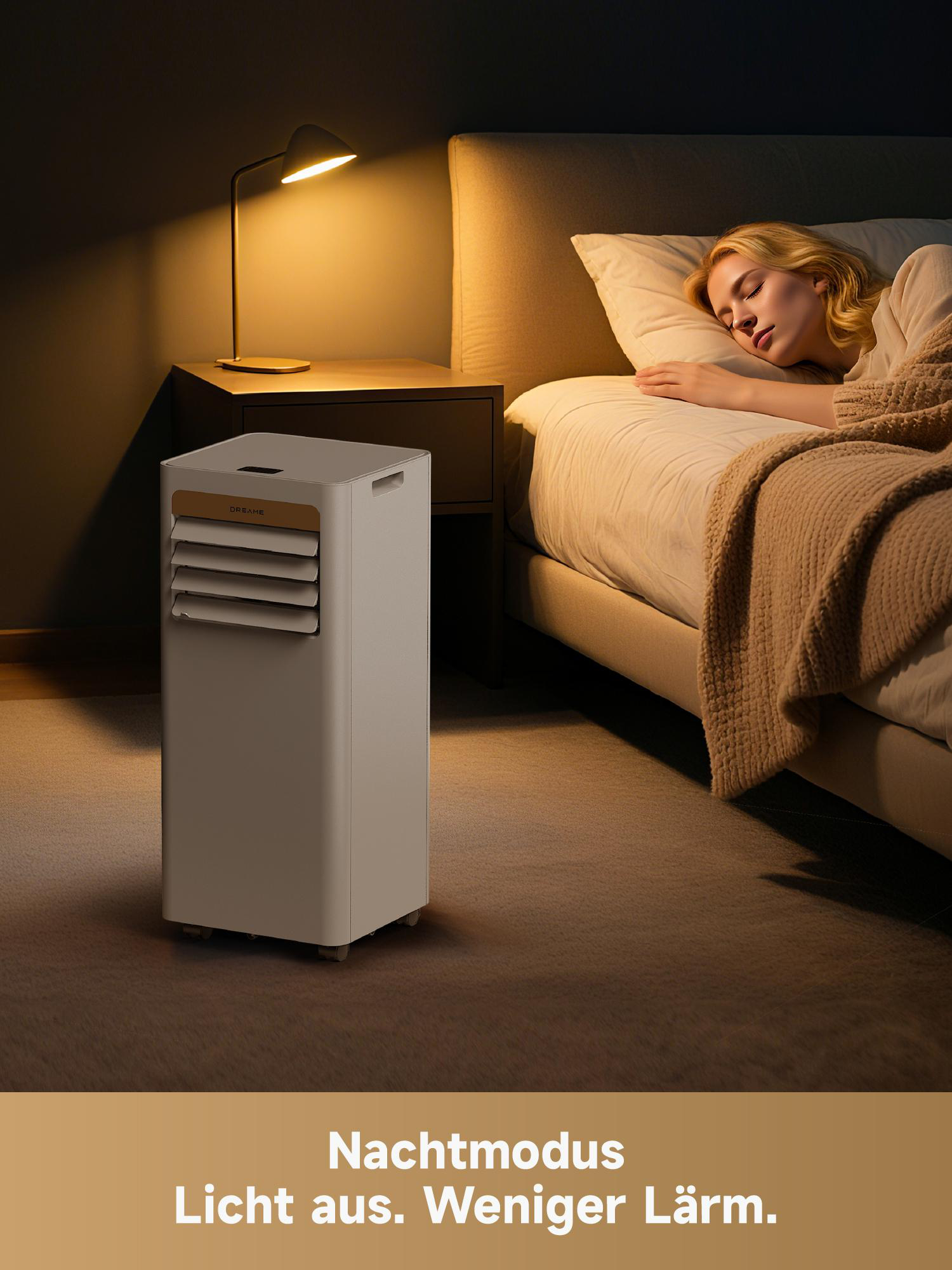 Frau schläft im Bett, Nachttischlampe und Luftkühler im Zimmer.
