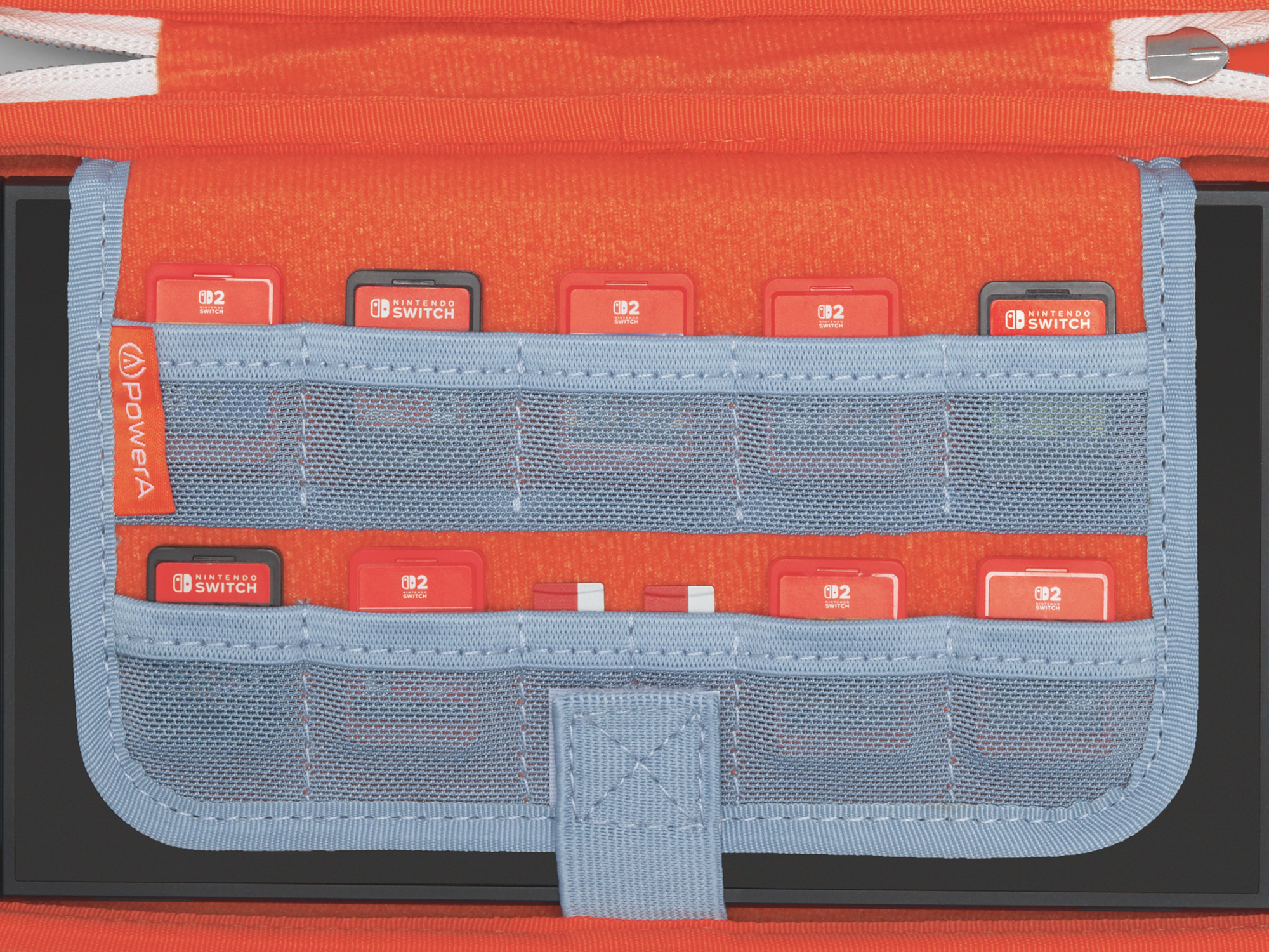 Orange Tasche mit Fächern für Nintendo Switch Spiele und Zubehör.