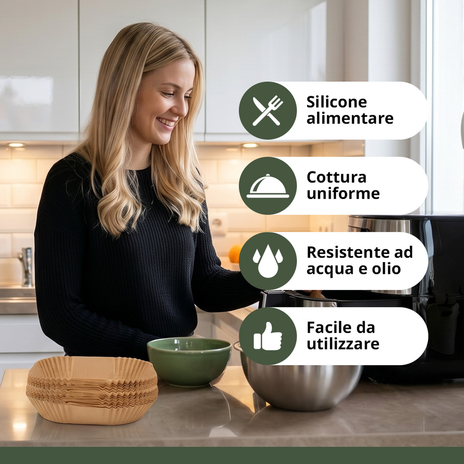 Una donna in cucina indica rivestimenti di carta per la cottura.