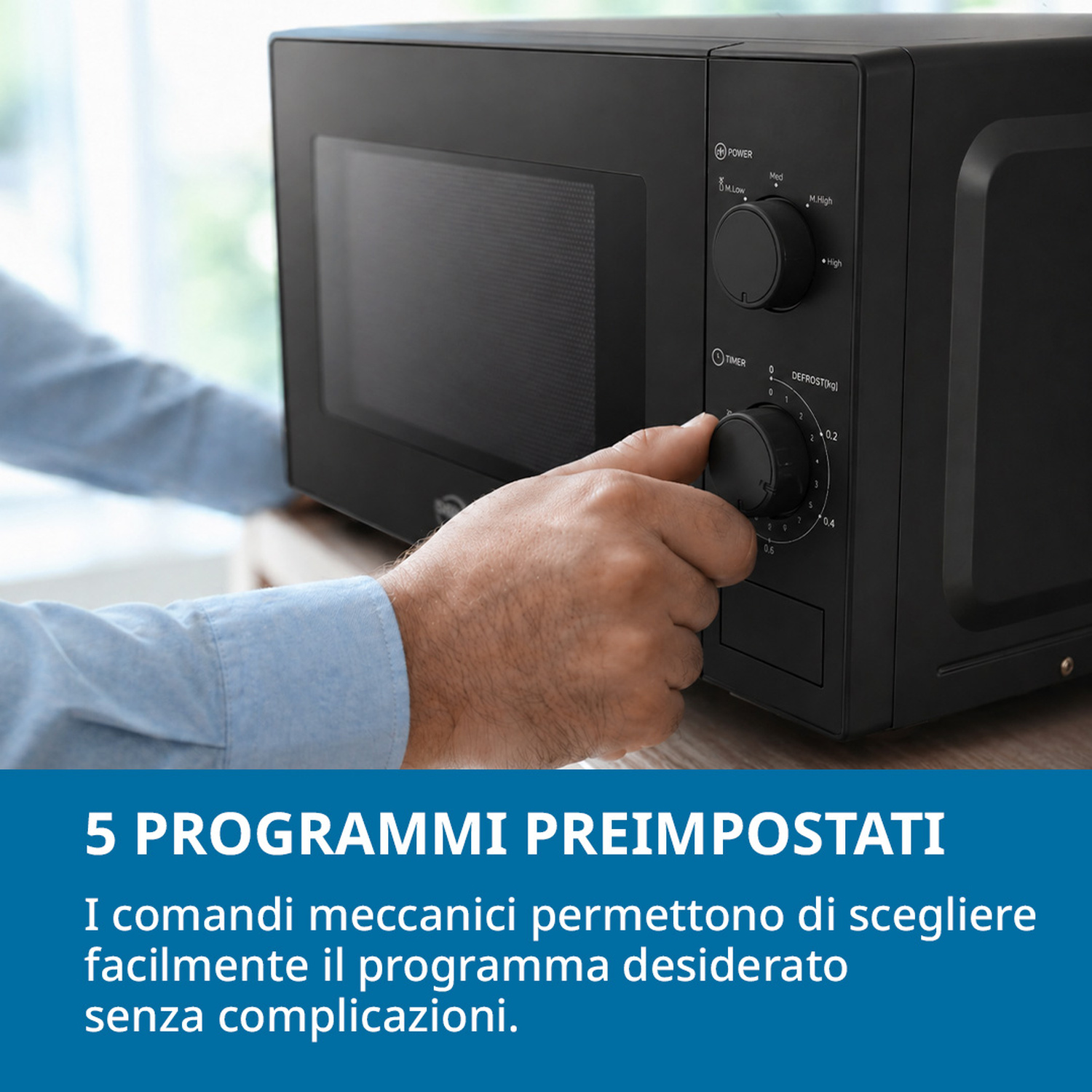 Un uomo regola un microonde nero. Primo piano sulle manopole.