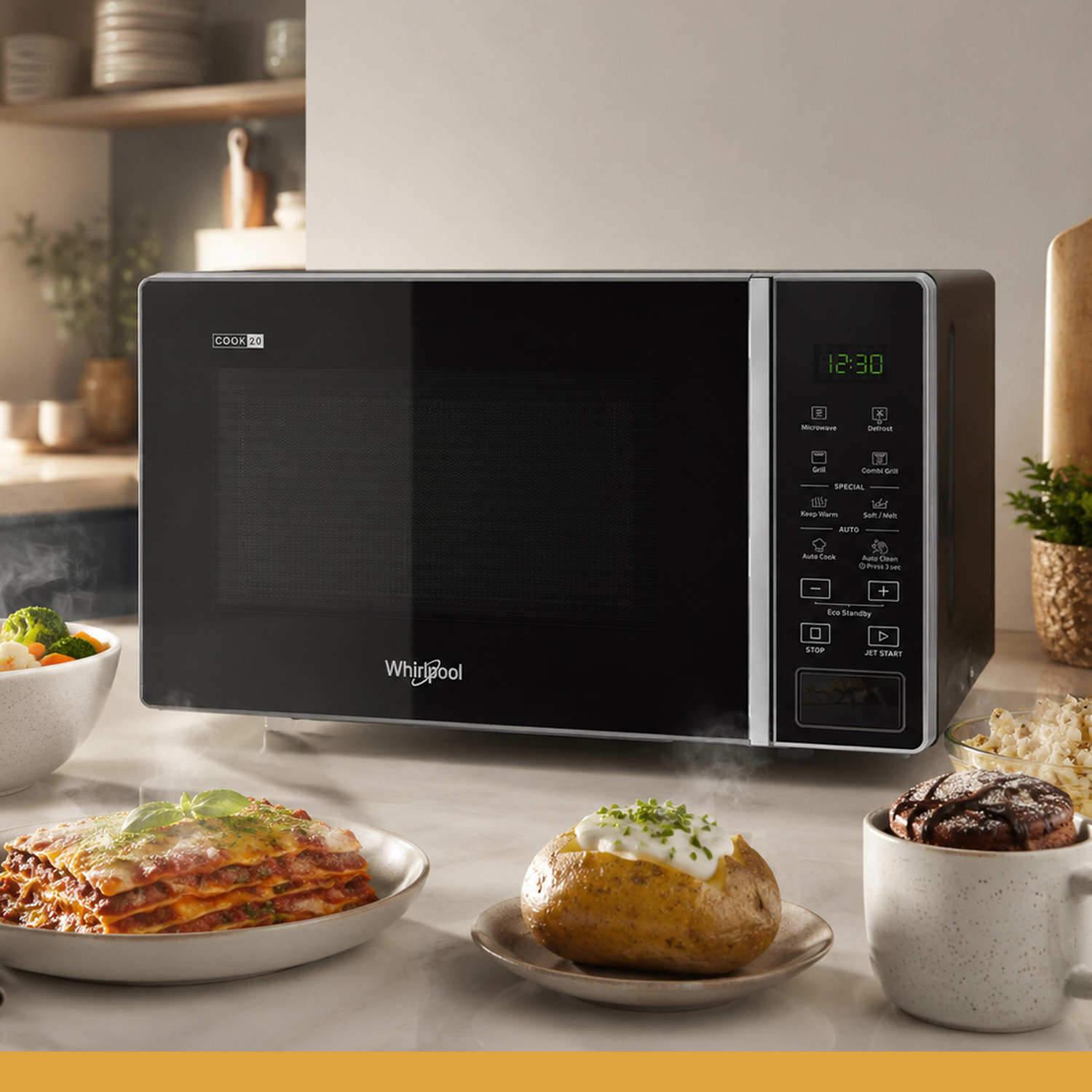 Un forno a microonde Whirlpool nero con cibo, tra cui lasagne, patate al forno e brownie.