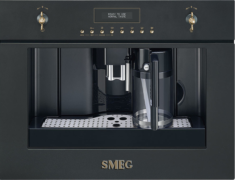 Einbau-Kaffeemaschine von Smeg mit Wassertank, Brühgruppe und Tropfschale.
