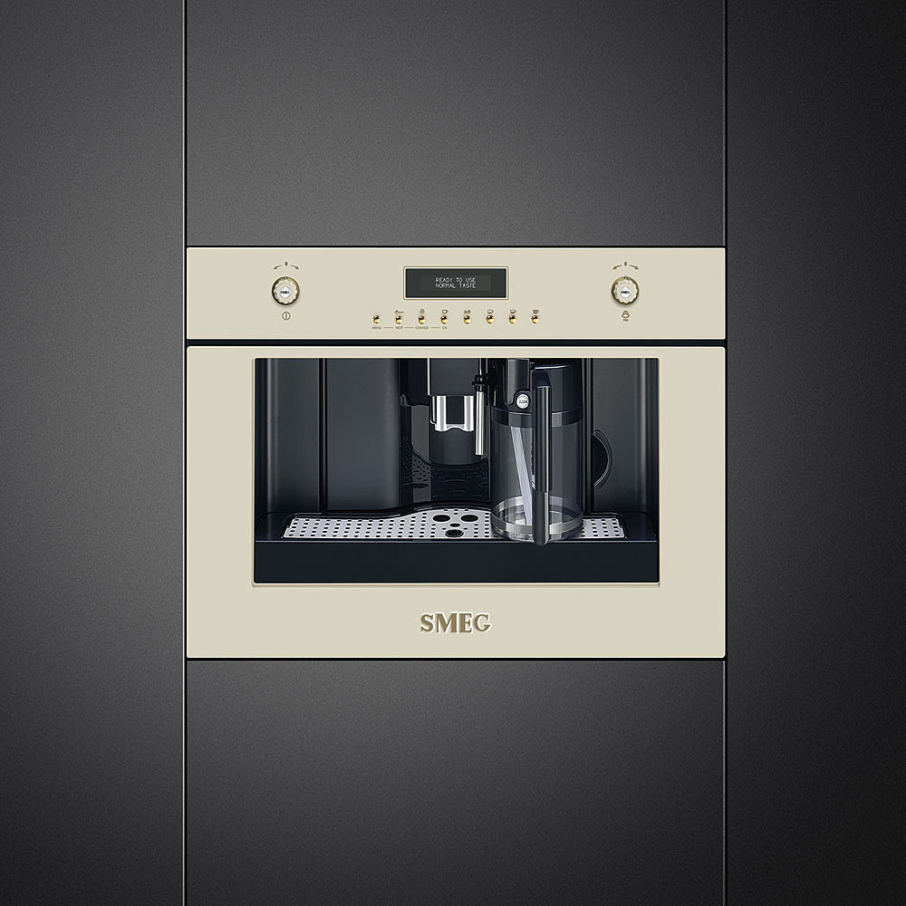 Ein cremefarbener Kaffeevollautomat von Smeg mit digitaler Anzeige und Bedienknöpfen.