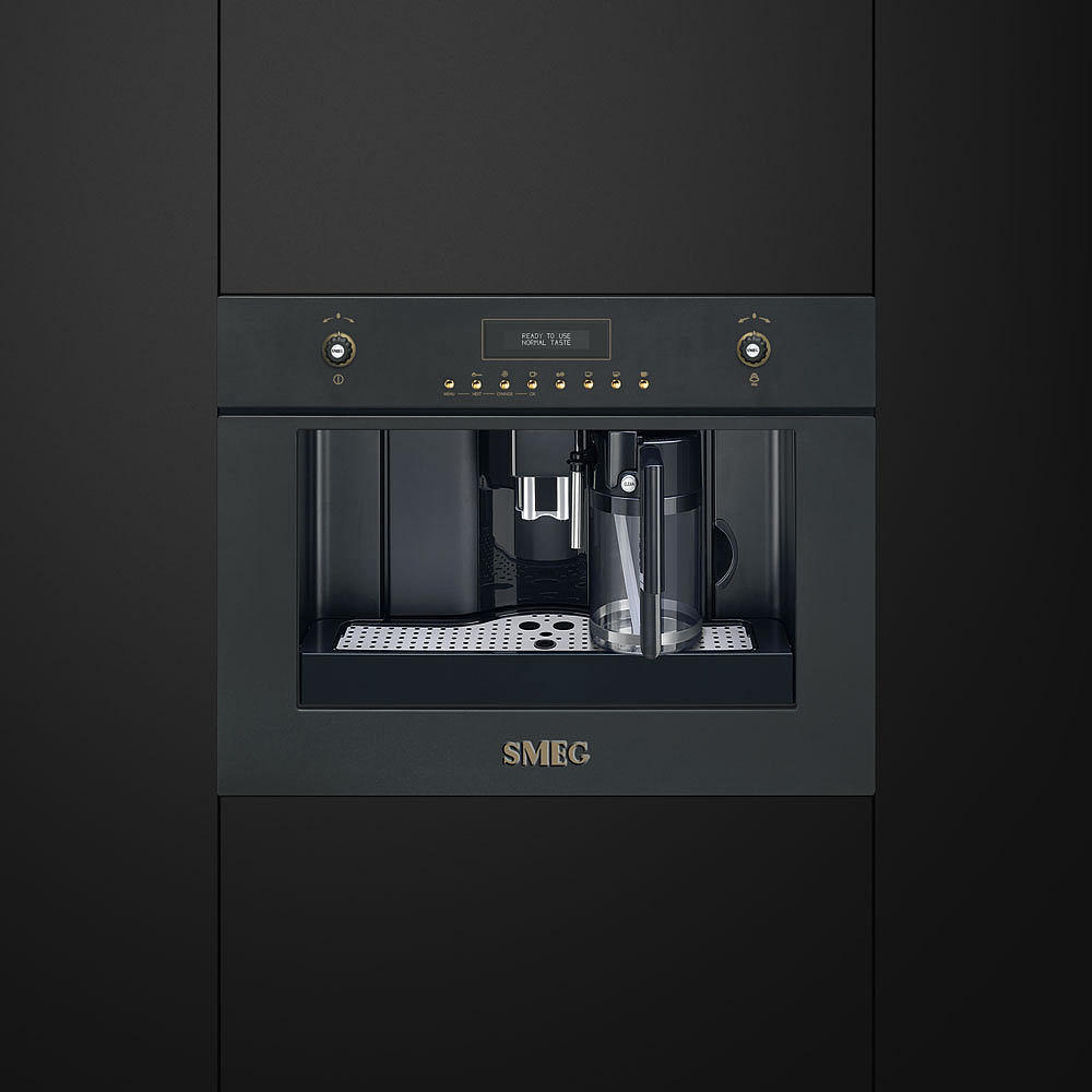 Einbaukaffeemaschine mit digitalem Display und Brühgruppe.