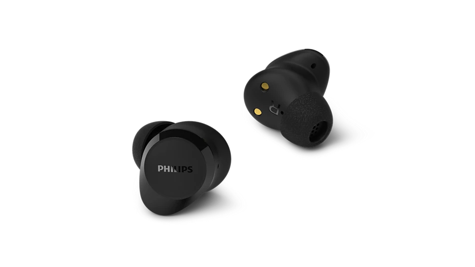 Két fekete Philips fülhallgató fekete háttéren.