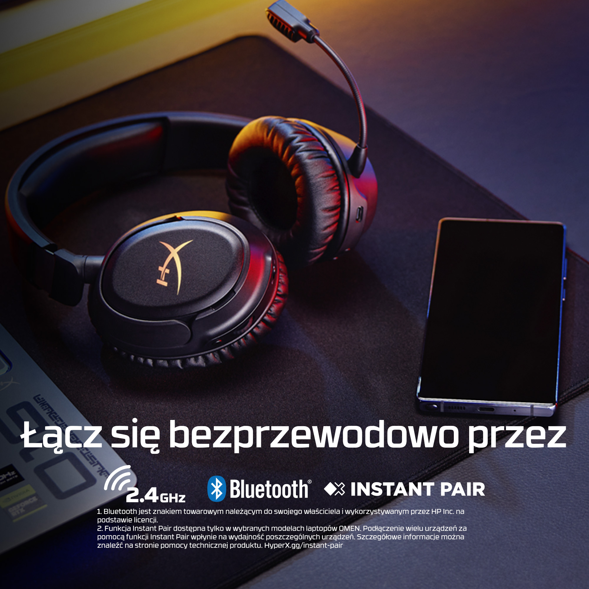 Czarne słuchawki z mikrofonem obok smartfona na ciemnej powierzchni.