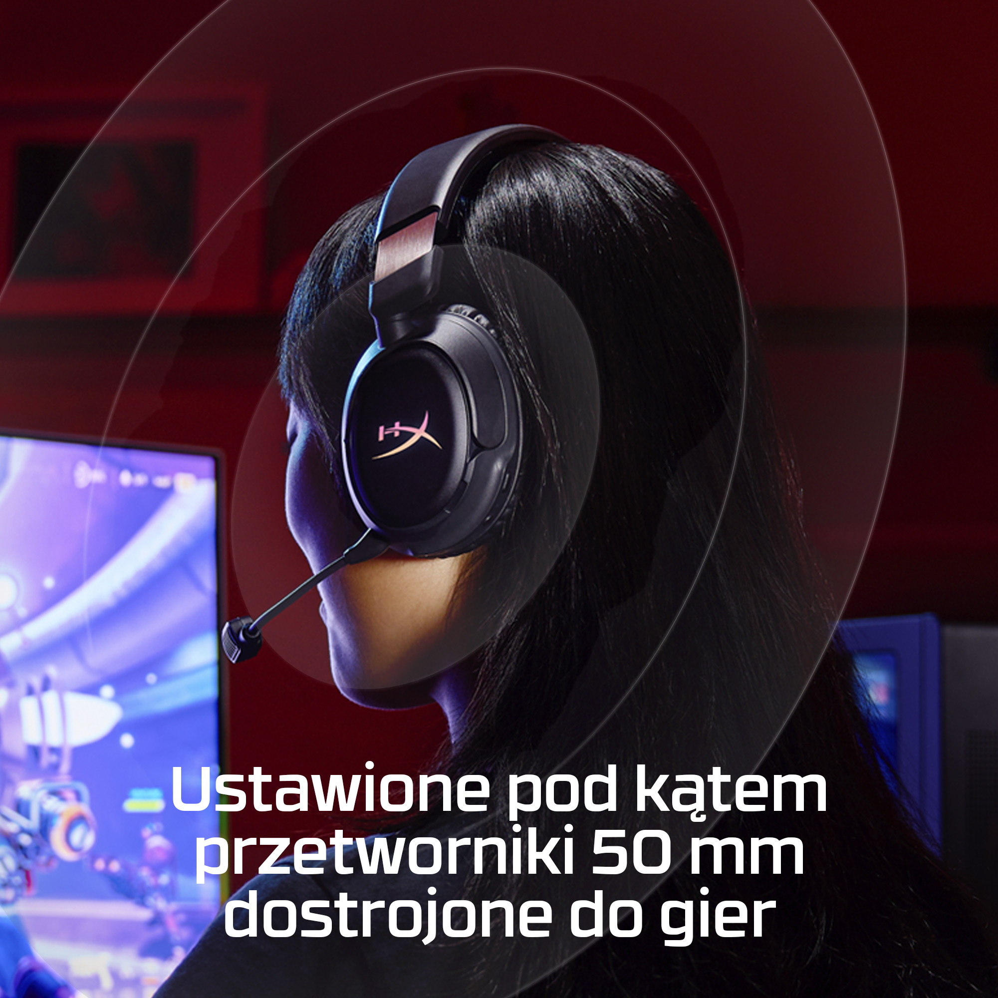 Kobieta w słuchawkach przed ekranem gry komputerowej, czerwone podświetlenie.