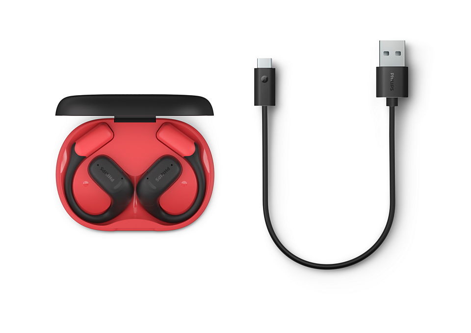 Czerwone etui ładujące z czarnymi słuchawkami i kablem ładującym USB-C na białym tle.