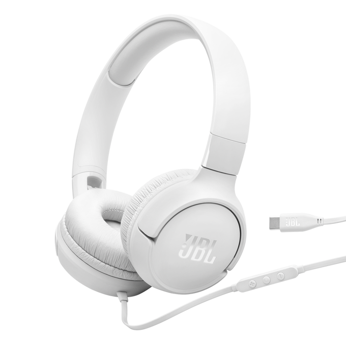 Białe słuchawki JBL z kablem i złączem USB-C na czarnym tle.
