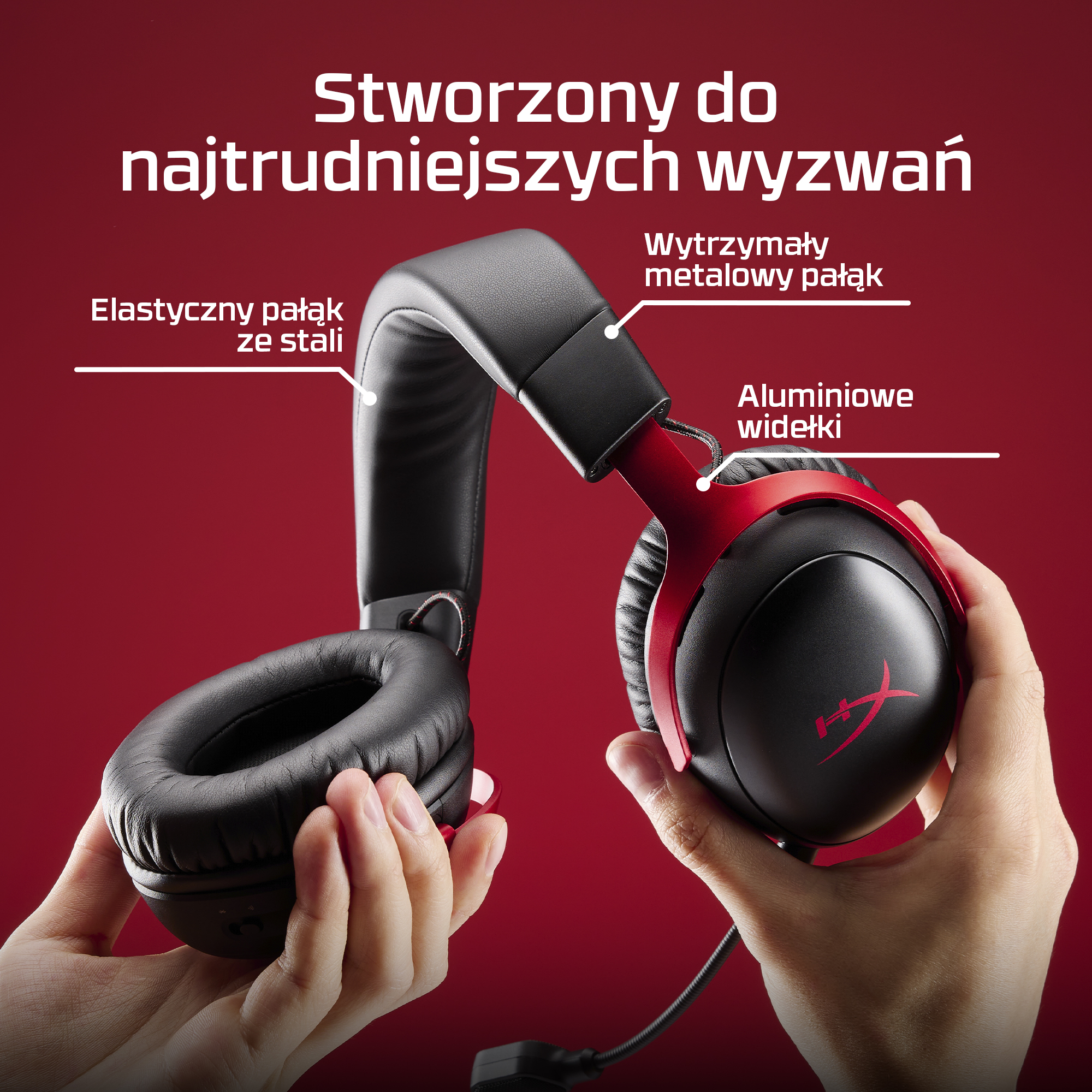 Ręce trzymają czarne i czerwone słuchawki z mikrofonem na czerwonym tle.