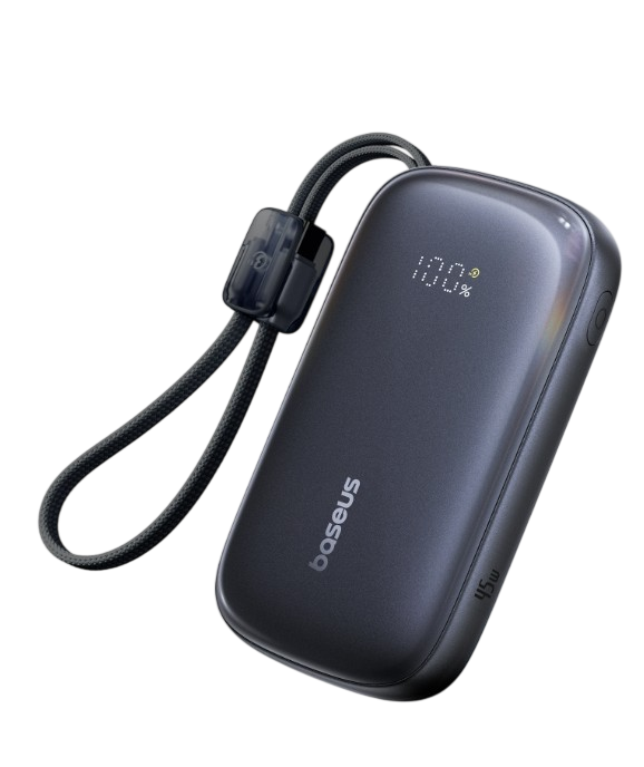 Koyu renk, dikdörtgen bir powerbank, kordonlu ve %100 şarj göstergeli.